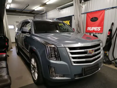 Cadillacin maalipinnan kiillotus Espoossa