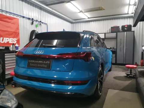 Sininen Audi takaviistosta Ceramikan hallissa