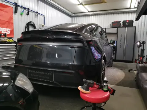 Musta Lamborghini takaviistosta Ceramikan hallissa