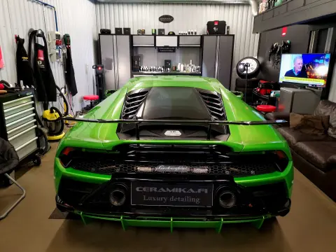 Vihreän Lamborghinin takaosa Ceramikan hallissa