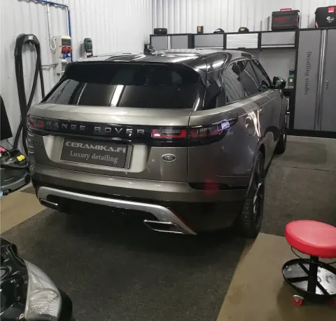 Harmaa Range Rover takaviistosta Ceramikan hallissa